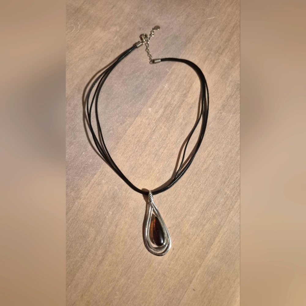 Elegant Tocara. Lifelong Warranty Silver and Black Teardrop Pendant Necklace